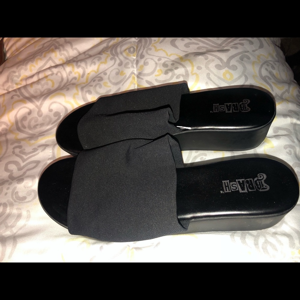 ⭐️stylish black PLATFORM slip on sandals⭐️